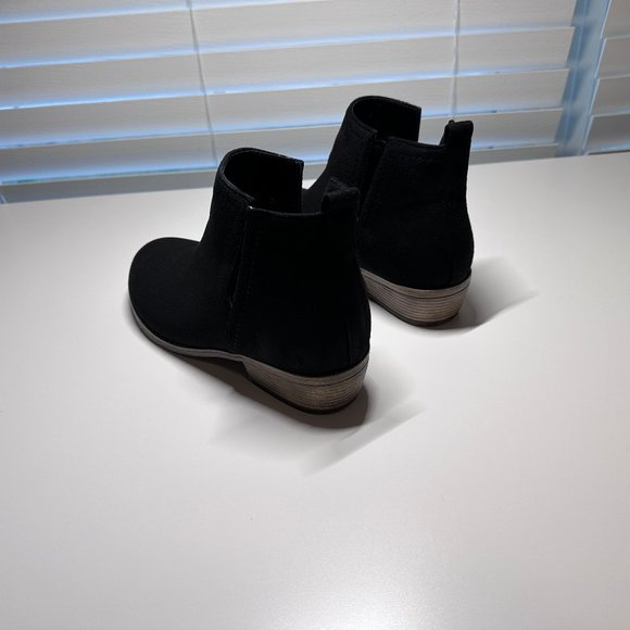 Black suede like booties Size 8 - Picture 4 of 6